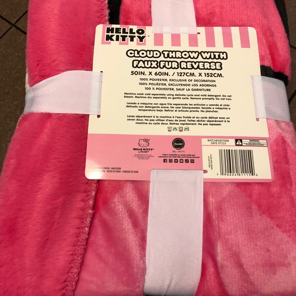 New Hello Kitty blanket - Picture 3 of 5